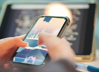 Processo di prelievo e trasferimento dei fondi verificato da un investitore in modo trasparente