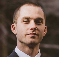 Ritratto di Thomas Whitfield, analista esperto di trading nel mercato crypto